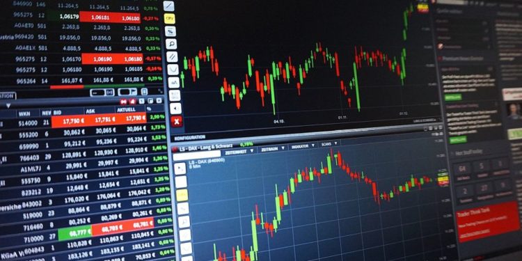 Gráfico de movimientos de mercado en computadoras. Fuente: PIX1861/ Pixabay.com