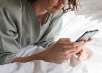 Mujer enviando mensaje de texto por celular. Fuente: Retha Ferguson/ Pexels.com