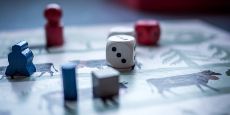 Tablero de apuestas con dados y piezas. Fuente: Pixabay/ Pexels.com