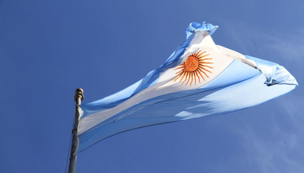 La bandera de Argentina ondeando. Fuente: Pexels/ Pixabay.com