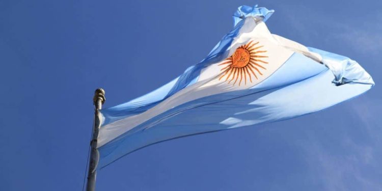La bandera de Argentina ondeando. Fuente: Pexels/ Pixabay.com