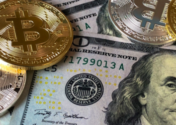 Dólares y monedas bitcoin en una mesa. Fuente: David McBee/ Pexels.com