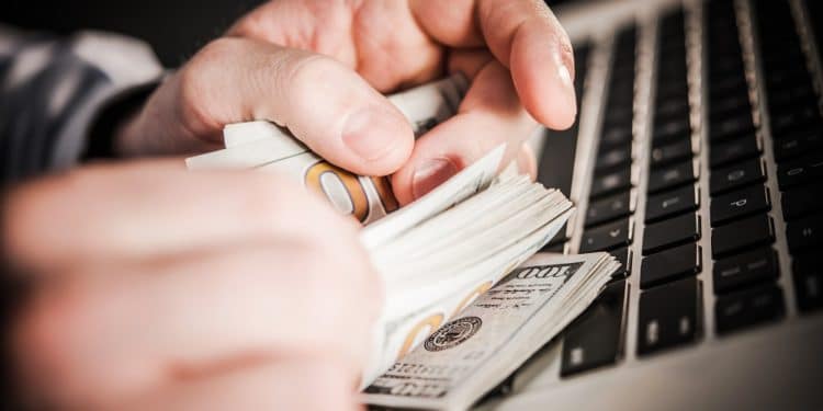 Conteo de billetes de 100 dólares. Fuente:  duallogic/elements.envato.com