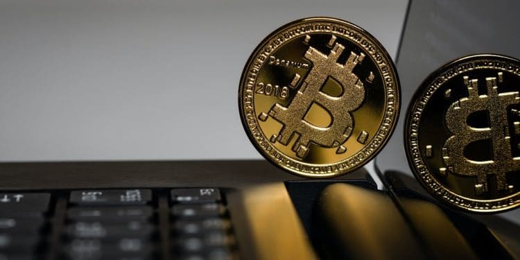 Bitcoin sobre teclado. Fuente: Aleksi Räisä /unsplash.com