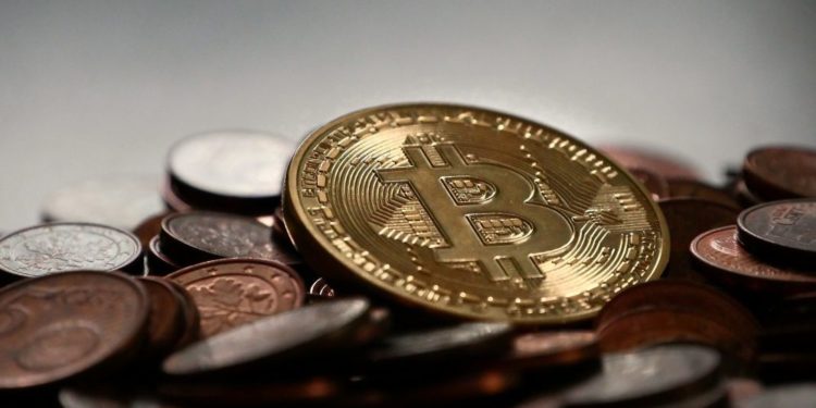 Un bitcoin entre monedas. Fuente: MichaelWuensch/ Pixabay.com