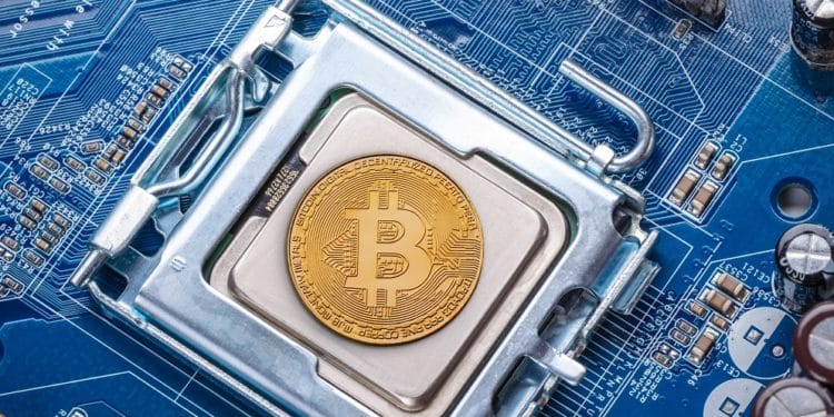 Moneda bitcoin enmarcada en procesador. Fuente: grafvision/elements.envato.com