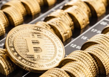 Varias monedas de bitcoin. Fuente: DarioLoPresti/elements.envato.com