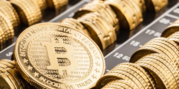 Varias monedas de bitcoin. Fuente: DarioLoPresti/elements.envato.com