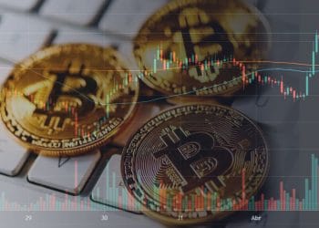 Representación de monedas de bitcoin sobre teclado de computador personal y fondo del gráfico de precio de BTC. Imágenes por TradingView.com y: stevanovicigor/elements.envato.com