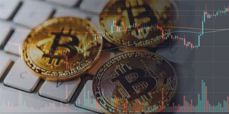 Representación de monedas de bitcoin sobre teclado de computador personal y fondo del gráfico de precio de BTC. Imágenes por TradingView.com y: stevanovicigor/elements.envato.com