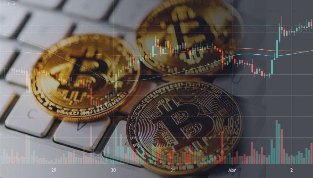 Representación de monedas de bitcoin sobre teclado de computador personal y fondo del gráfico de precio de BTC. Imágenes por TradingView.com y: stevanovicigor/elements.envato.com