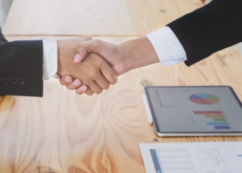Dos personas cerrando un contrato. Fuente: Bongkarn/ Pexels.com
