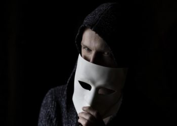 Un hombre misterioso desenmascarándose.  Fuente: StanWilliamsPhoto/ Pixabay.com