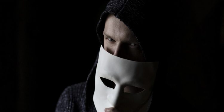 Un hombre misterioso desenmascarándose.  Fuente: StanWilliamsPhoto/ Pixabay.com