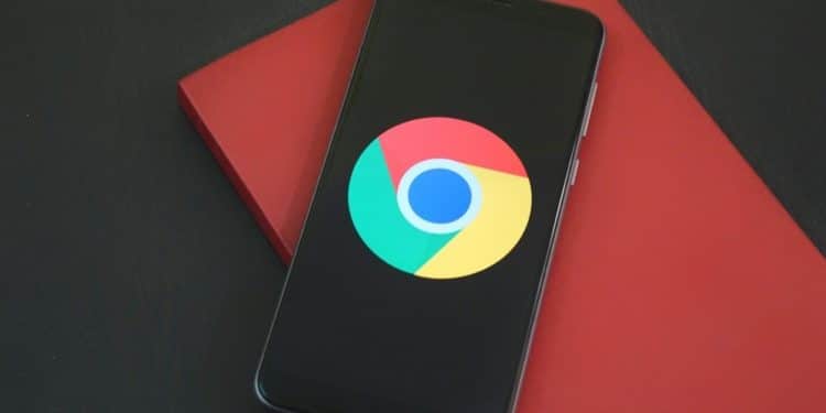 Teléfono móvil con logotipo de Chrome. Fuente: Deepanker Verma/elements.envato.com