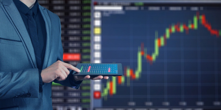 Un hombre revisando el mercado de valores. Fuente: Geralt/ Pixabay.com