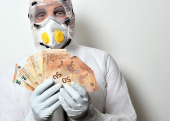 Un hombre sujeta billetes contaminados. Fuente: leo2014/ Pixabay.com