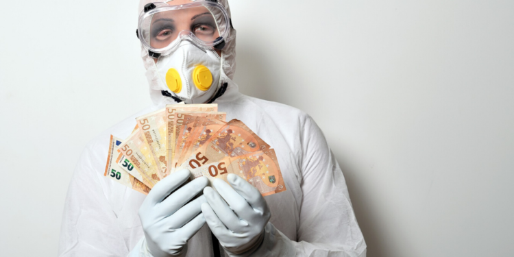 Un hombre sujeta billetes contaminados. Fuente: leo2014/ Pixabay.com