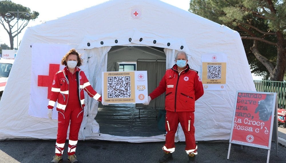 Con las donaciones en bitcoin, la Cruz Roja italiana erigió un Puesto Médico Avanzado (PMA) en un pueblo cerca de Roma. Fuente: @Helperbit/twitter.com