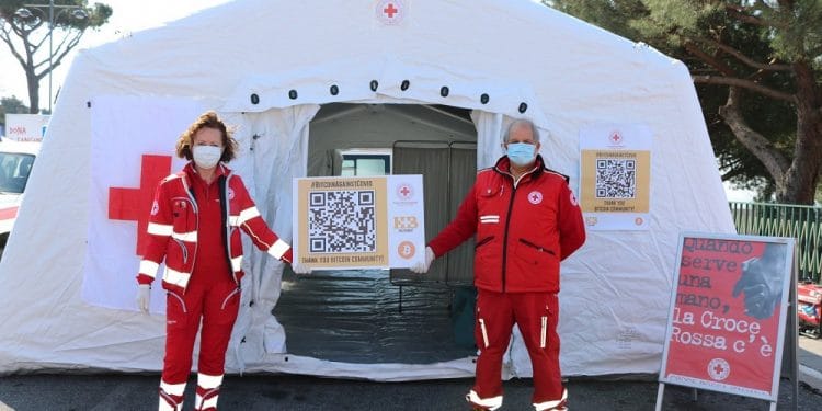 Con las donaciones en bitcoin, la Cruz Roja italiana erigió un Puesto Médico Avanzado (PMA) en un pueblo cerca de Roma. Fuente: @Helperbit/twitter.com