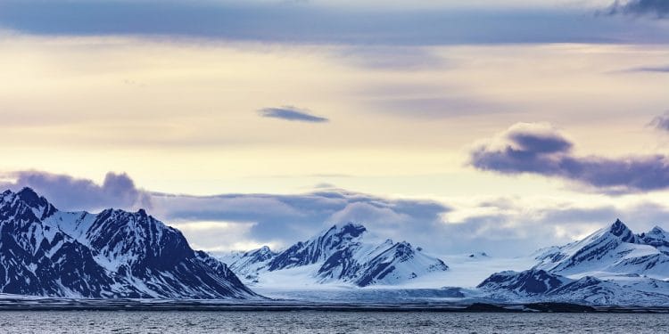 En una helada montaña de Svalbard, un archipiélago de Noruega, se enterrarán copias del código. Fuente: kjekol/elements.envato.com