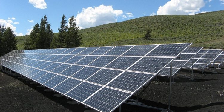 Matriz de paneles solares. Fuente: 272447/pixabay.com