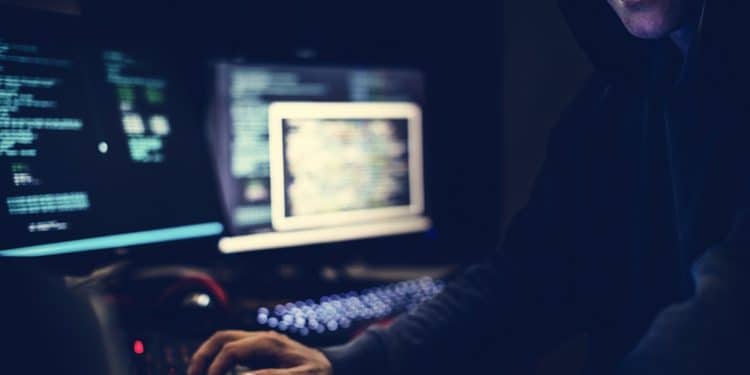 Hacker frente a la computadora. Fuente:  Rawpixel/elements.envato.com