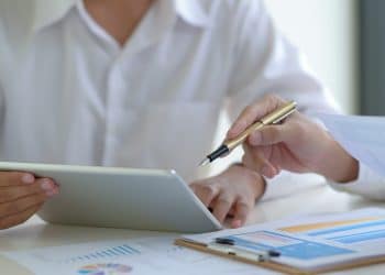Los analistas evalúan los diferentes indicadores del mercado. Fuente: poungsaed_eco/elements.envato.com