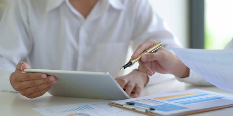 Los analistas evalúan los diferentes indicadores del mercado. Fuente: poungsaed_eco/elements.envato.com