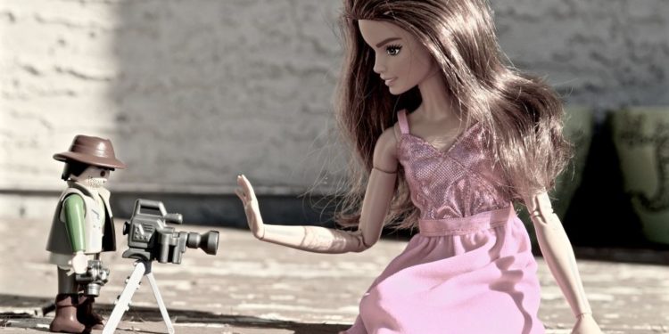 Una barbie acompañada con un muñeco de Lego camarógrafo. Fuente: ErikaWittlieb / Pixabay.com