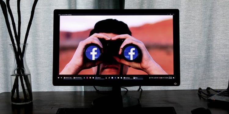 Hombre con binoculares y logo de Facebook. Fuente: 
Glen Carrie/unsplash.com