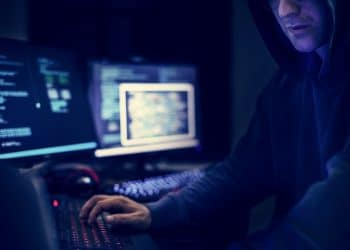 Hacker manipulando equipos. Fuente: Rawpixel/elements.envato.com