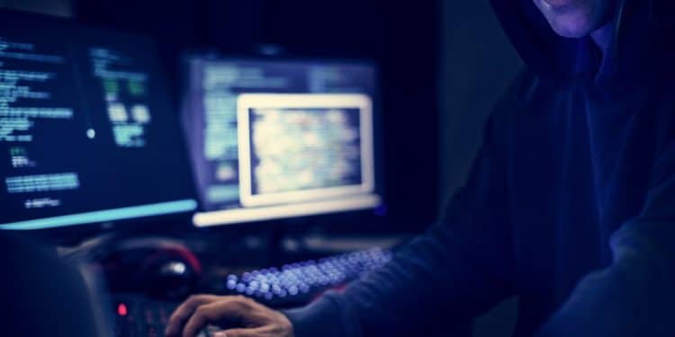 Hacker manipulando equipos. Fuente: Rawpixel/elements.envato.com