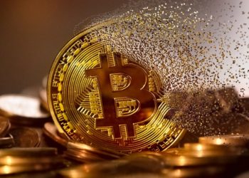 Moneda de bitcoin se disuelve a la mitad. Fuente: mohamed Hassan /pixabay.com