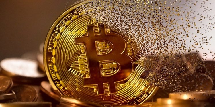 Moneda de bitcoin se disuelve a la mitad. Fuente: mohamed Hassan /pixabay.com