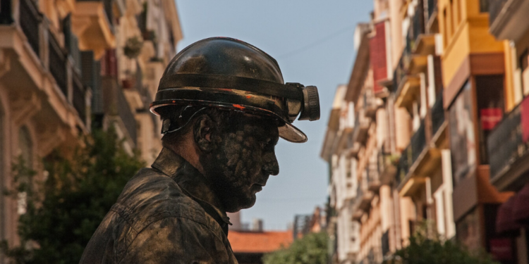 Un minero caminando por la ciudad. Fuente: 258817/ Pixabay.com