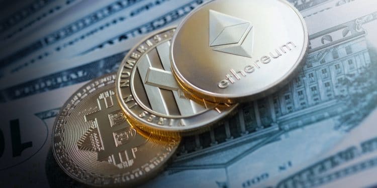 Monedas de bitcoin, litecoin y ether sobre billetes de dólar. Fuente: macondoso/elements.envato.com