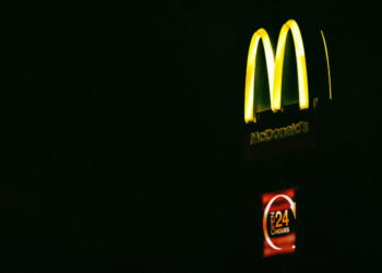 Anuncio de neon de McDonald´s. Fuente: Lisa Fotios/ Pexels.com