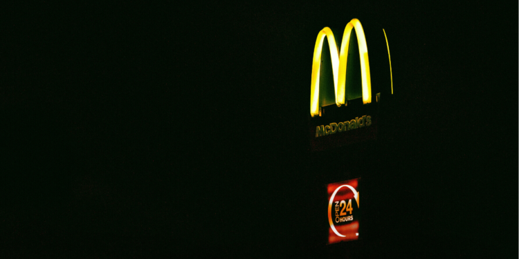 Anuncio de neon de McDonald´s. Fuente: Lisa Fotios/ Pexels.com