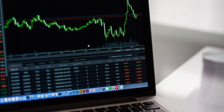 Computadora con gráficos de mercado de valores. Fuente: StockSnap/ Pixabay.com