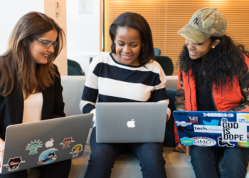 Tres mujeres frente a la computadora aprendiendo. Fuente: Christina Morillo/ Pexels.com