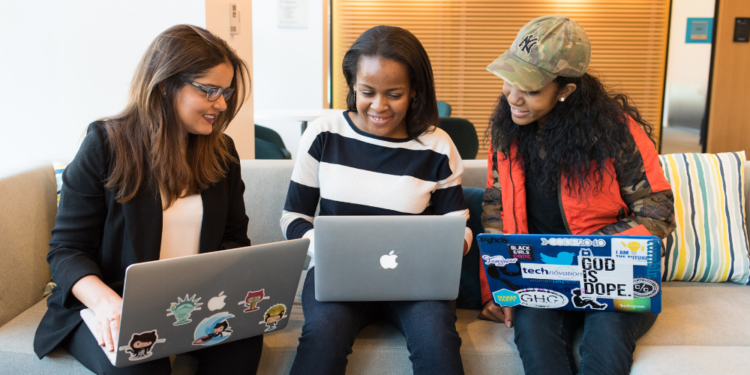 Tres mujeres frente a la computadora aprendiendo. Fuente: Christina Morillo/ Pexels.com