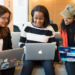 Tres mujeres frente a la computadora aprendiendo. Fuente: Christina Morillo/ Pexels.com