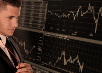 Un hombre viendo el mercado financiero. Fuente: Geralt/ Pixabay.com