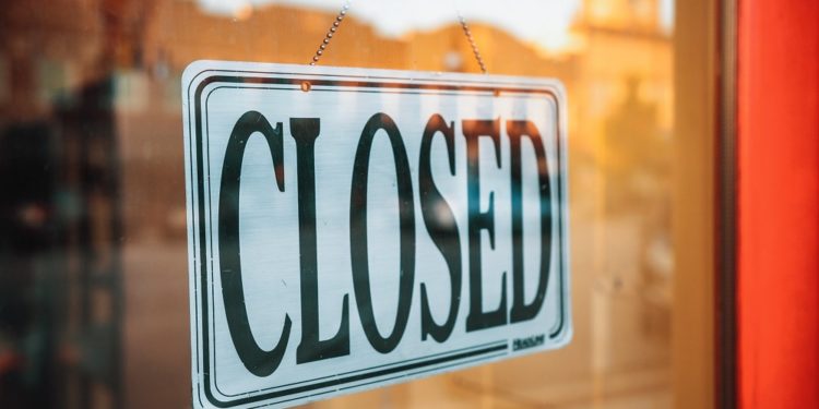 Puerta de negocio con indicador de cierre. Fuente: Evan Wise/unsplash.com