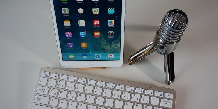 Micrófono junto a teclado y teléfono móvil. Fuente: Csaba Nagy/pixabay.com