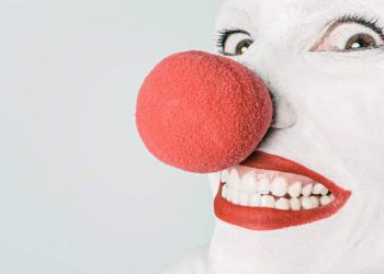 Payaso sonriente en primer plano. Imagen por Gratisography / pexels.com