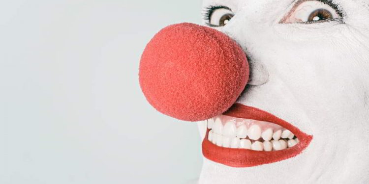 Payaso sonriente en primer plano. Imagen por Gratisography / pexels.com