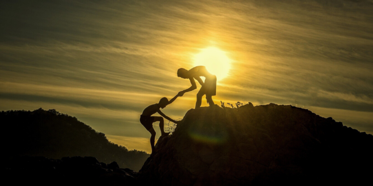 Dos personas subiendo una cuesta. Fuente: sasint/ Pixabay.com