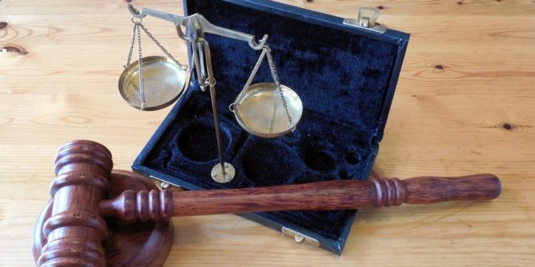 Un martillo y una balanza, símbolos de la justicia y la ley. Fuente: Succo/ Pixabay.com